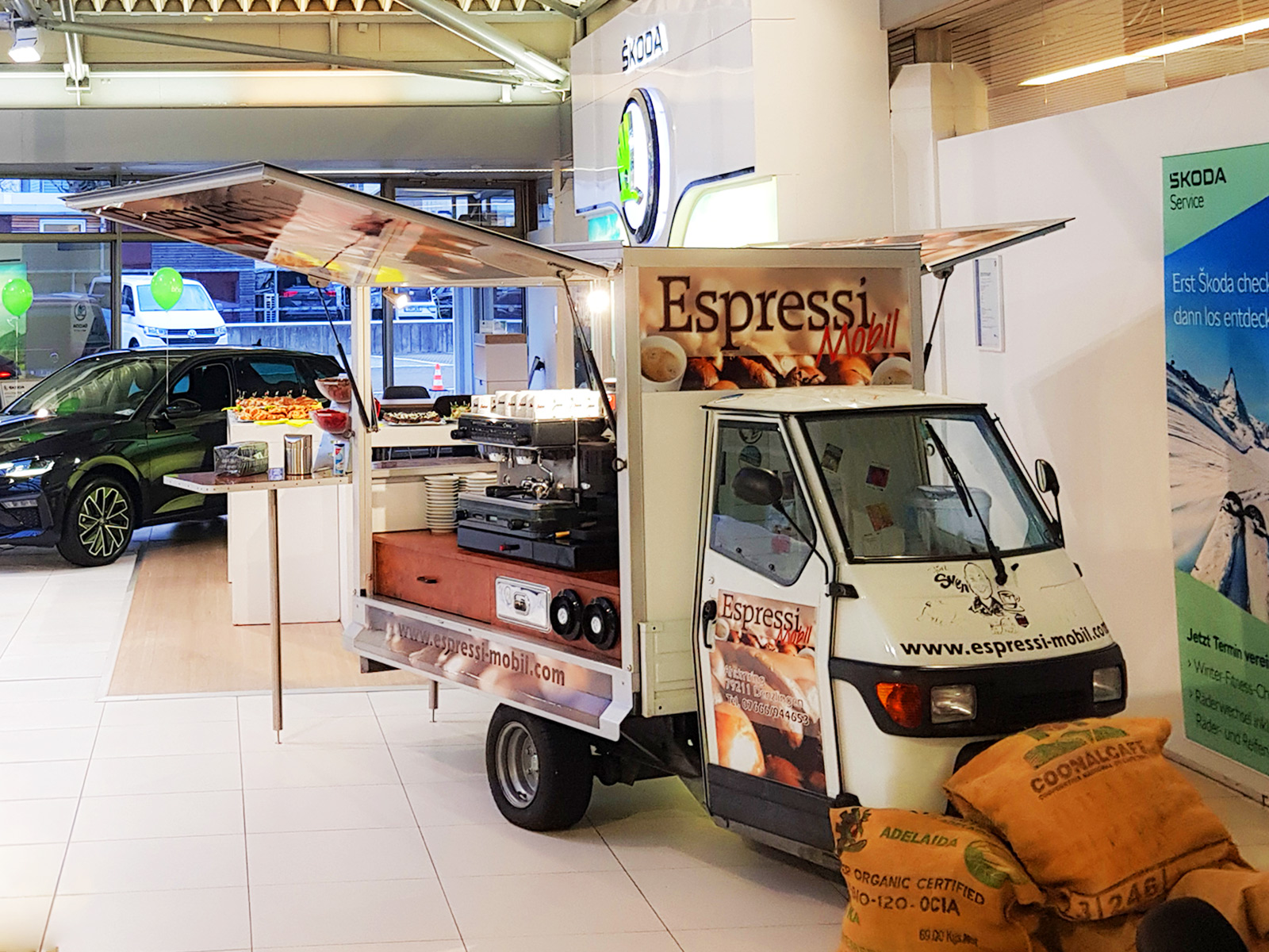 Espressi-Mobil Fahrzeug – Piaggio Ape mit professionellem Kaffeeaufbau