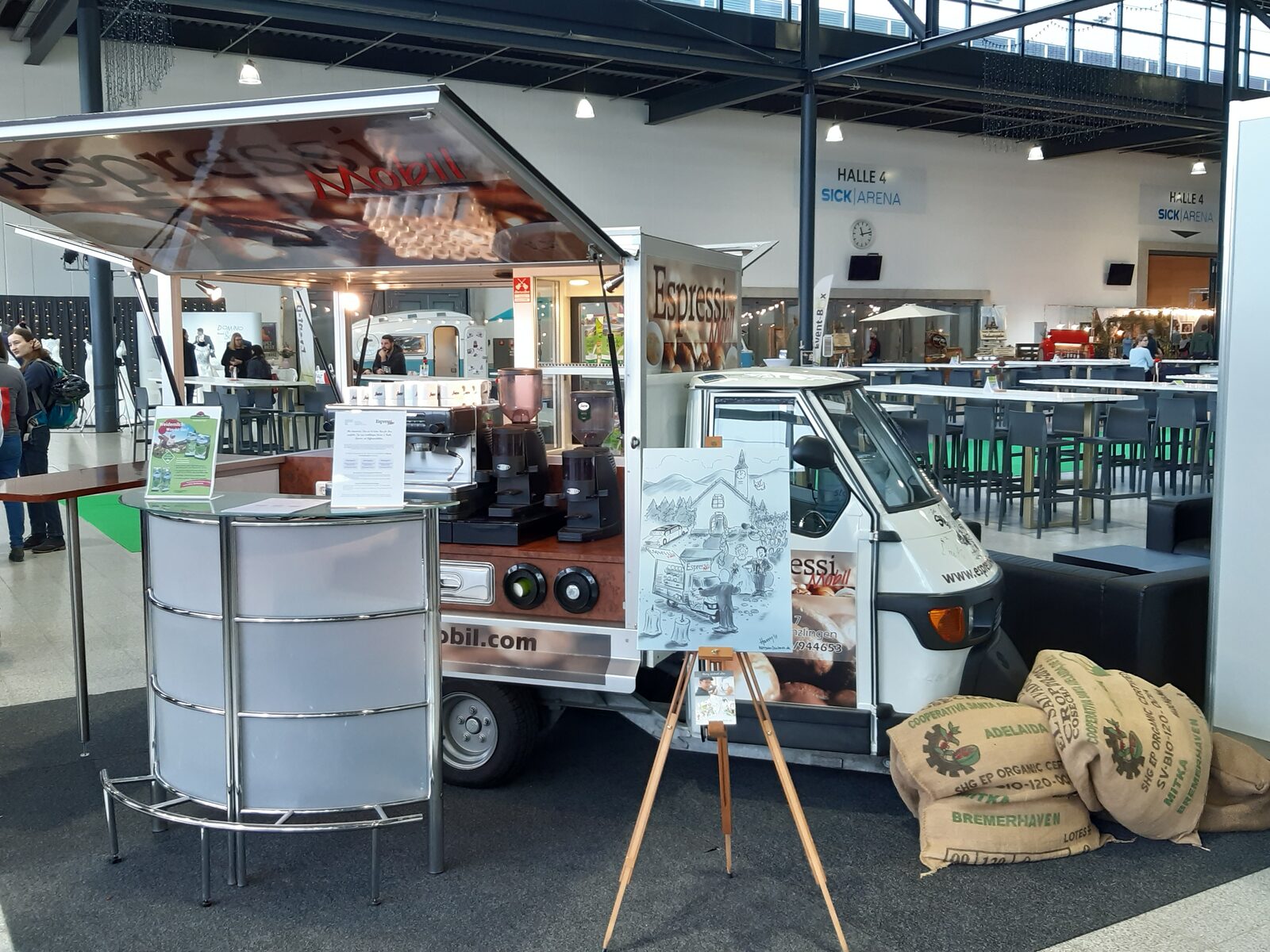 Markt-Event mit Kaffeesäcken