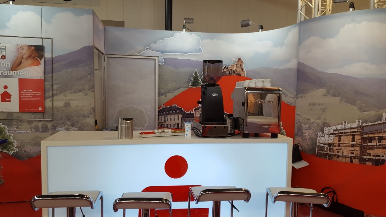 Indoor Kaffeebar mit Panorama-Kulisse