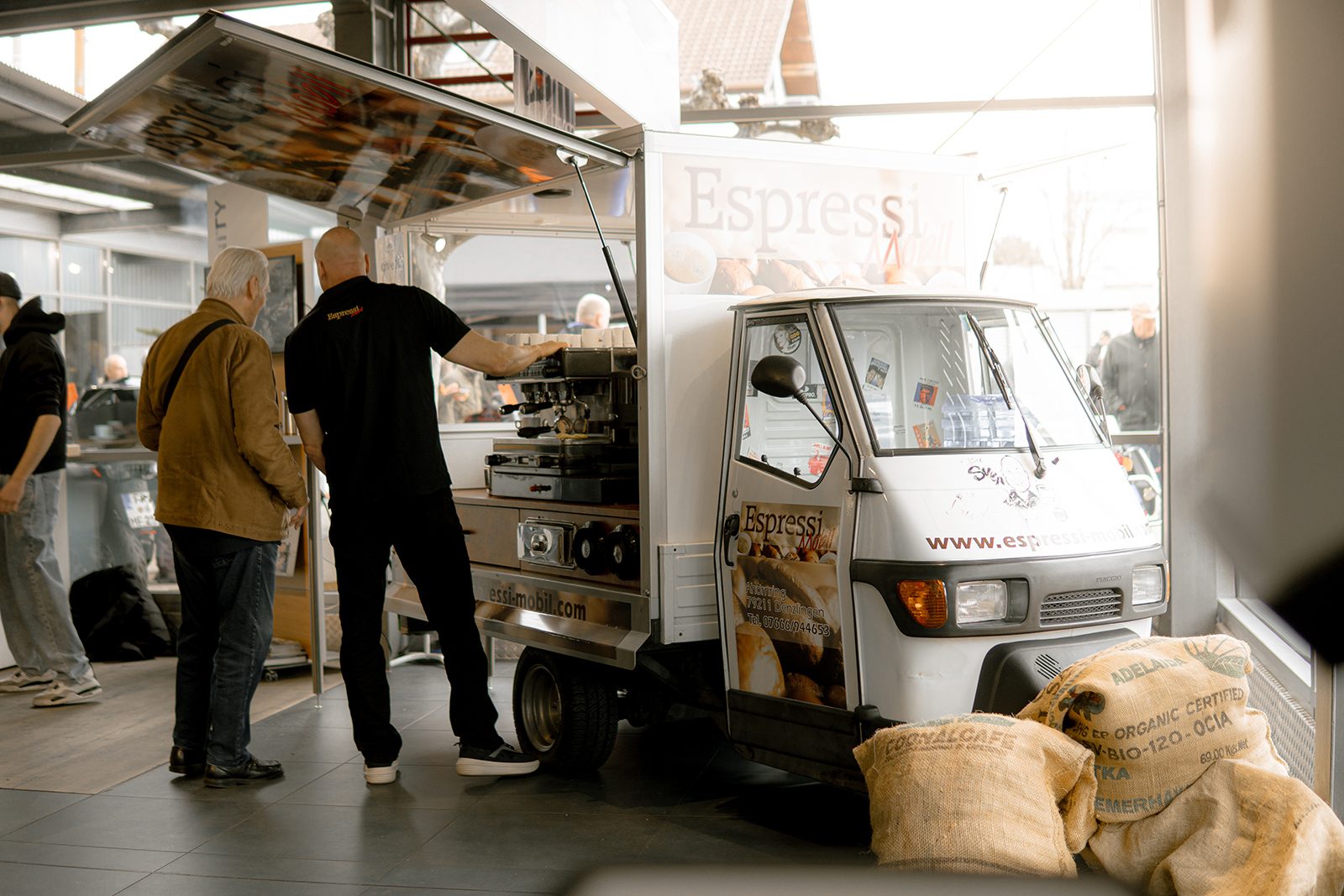 Espressi-Mobil im Einsatz auf einer Messe – Barista serviert Kaffee am Messestand