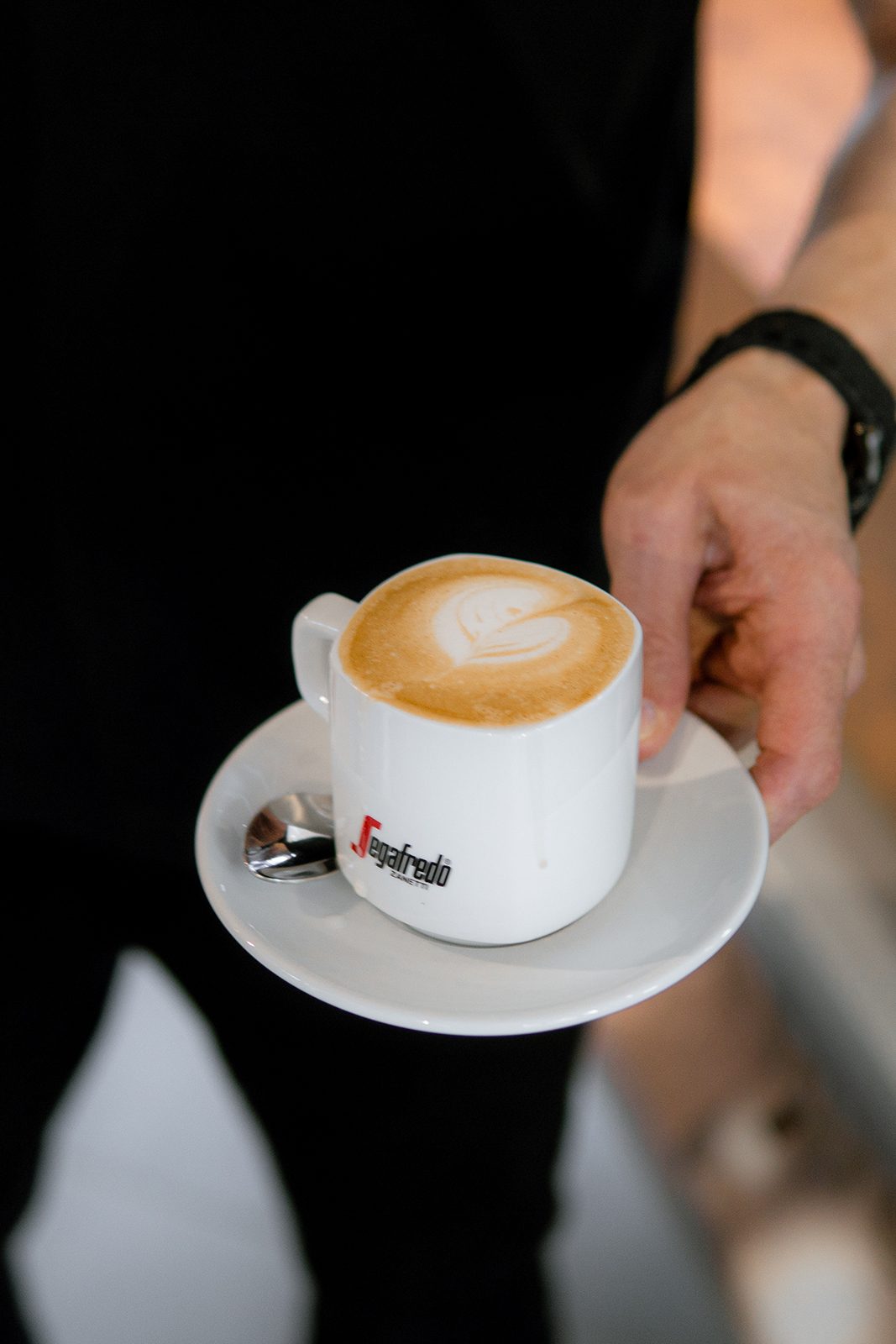 Cappuccino mit Latte Art in einer Segafredo-Tasse